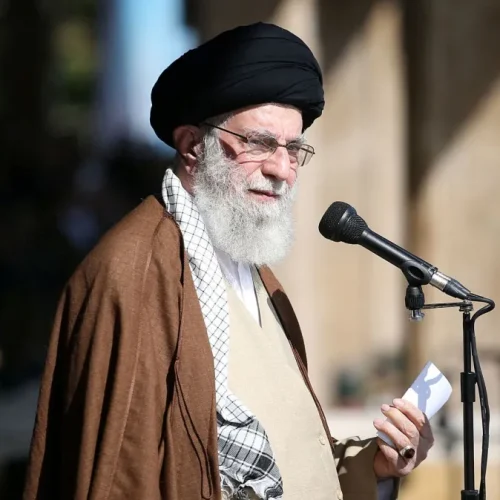 Líder supremo do Irã anuncia presidente interino